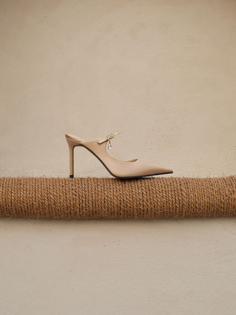 حذاء (مولز) ساتان مفتوح من الخلف، مزوّد بشريط عند الكاحل مزين بكريستالات على شكل دمعة وحزام بمشبك، بكعب طويل ورفيع., ذهبي, hi-res