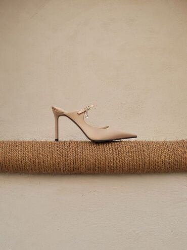 حذاء (مولز) ساتان مفتوح من الخلف، مزوّد بشريط عند الكاحل مزين بكريستالات على شكل دمعة وحزام بمشبك، بكعب طويل ورفيع., ذهبي, hi-res