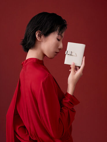 محفظة برينا مزوّدة بحزام للإغلاق, كريم, hi-res