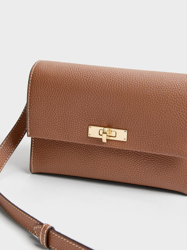 حقيبة كروس بودي تشانس بقفل دوار من الجلد المعاد تدويره, شوكولاتي, hi-res