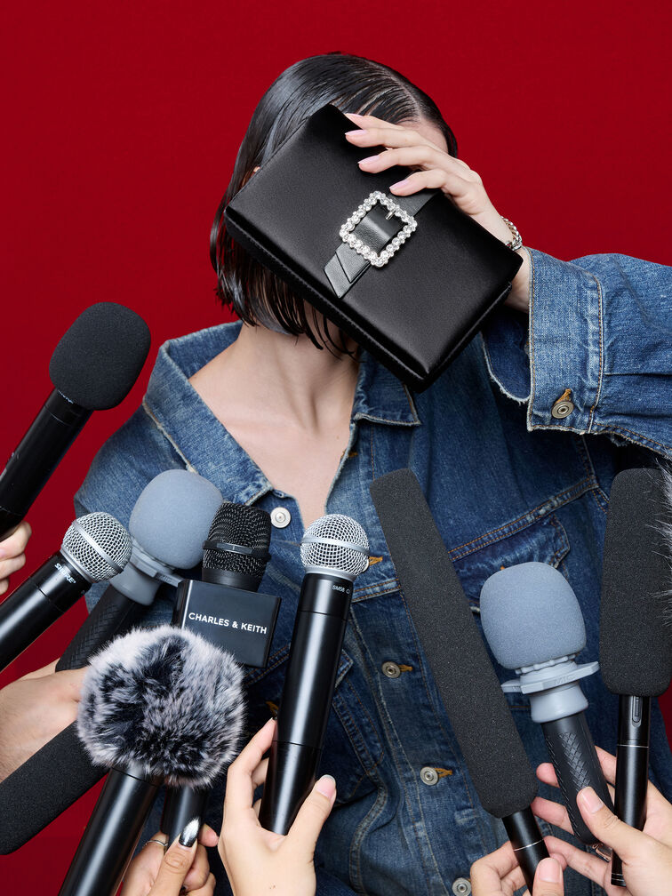 حقيبة ساتان بحزام ومقبض سلسلة وإبزيم كريستالي, أسود كلاسيكي, hi-res