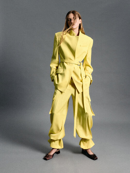 حذاء بامب ساديرا من الساتان بكعب عالٍ مفتوح من الخلف ومقدمة مربعة، مزين بفيونكة وحزام خلفي, بني داكن, hi-res