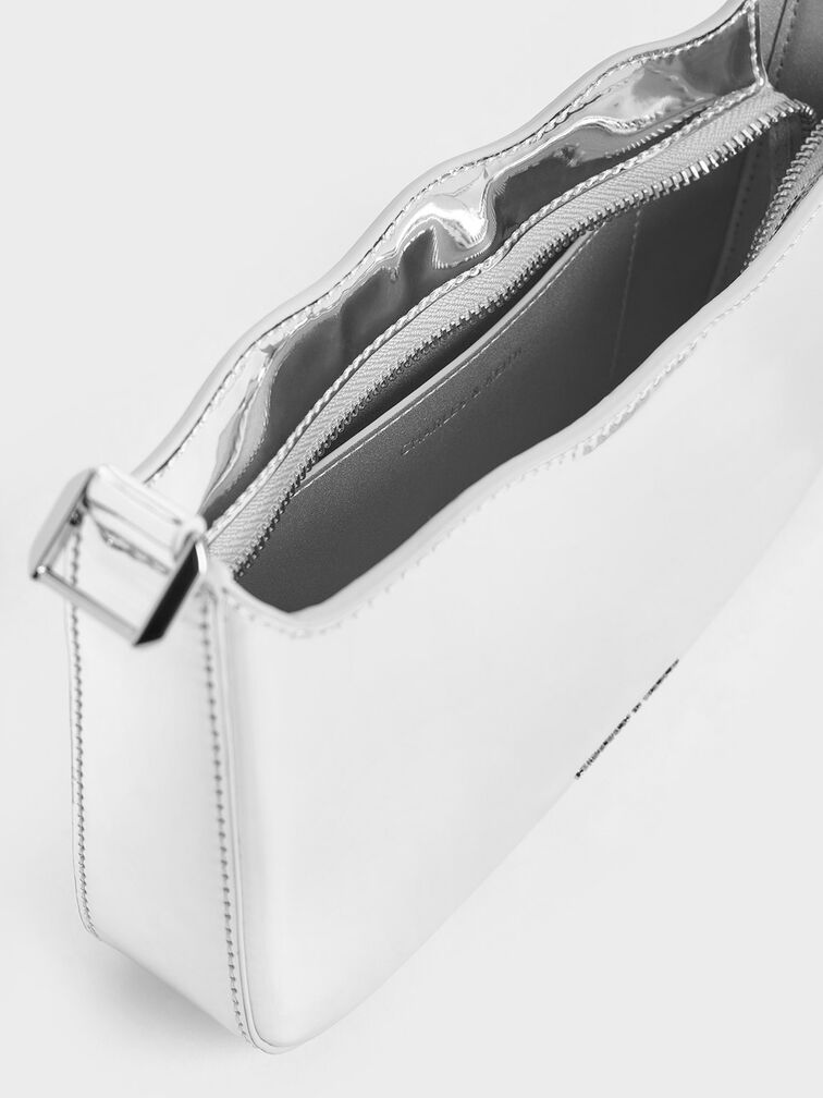 حقيبة كتف بتصميم مموج ومظهر معدني ومقبض مضفر مزين بسلسلة, فضي, hi-res