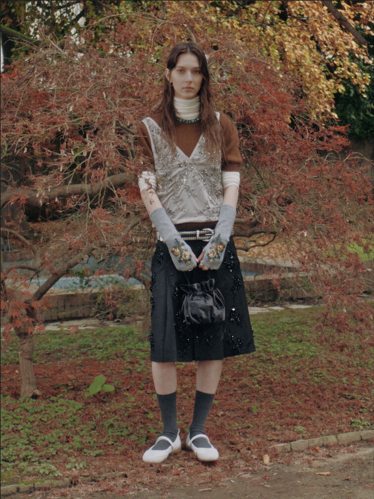 حقيبة دلو من الساتان بنقشة الزهور والكرمة من مابيل, أسود كلاسيكي, hi-res