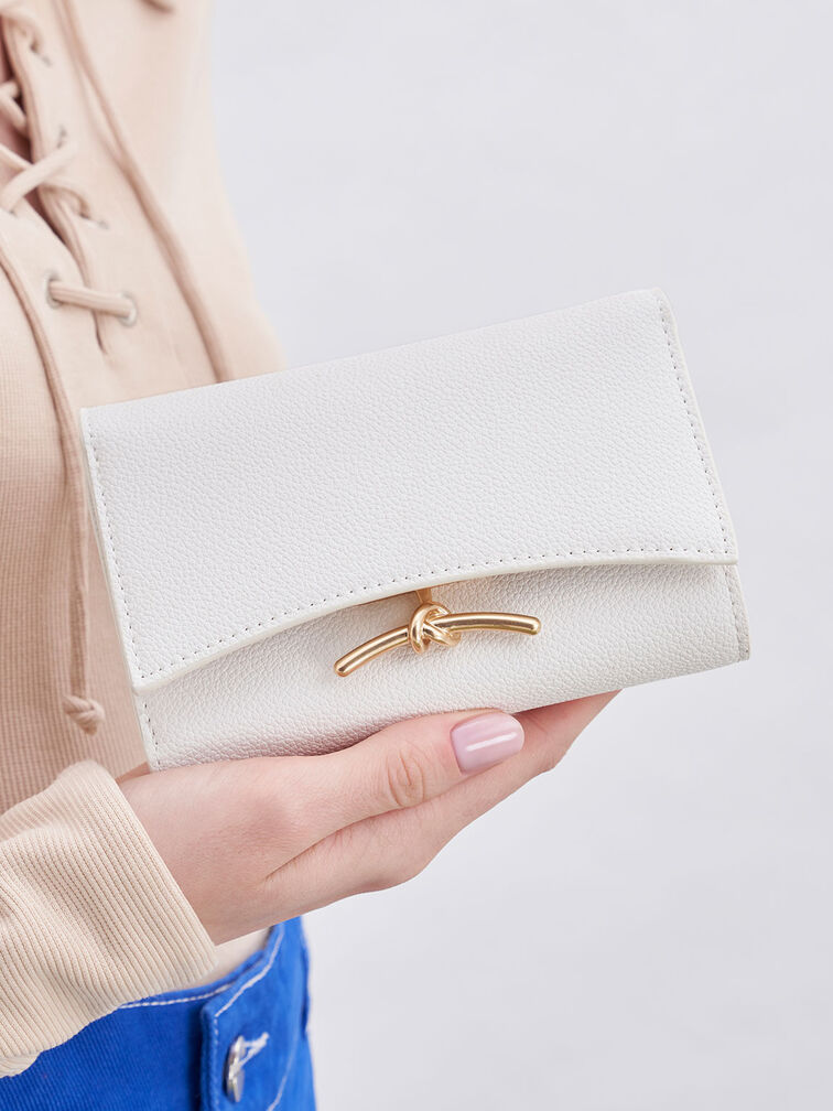 محفظة هكسلي بغطاء أمامي بإكسسوار معدني, أبيض, hi-res