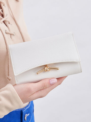 محفظة هكسلي بغطاء أمامي بإكسسوار معدني, أبيض, hi-res