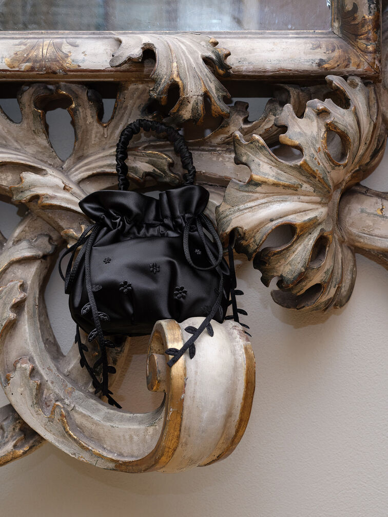 حقيبة دلو من الساتان بنقشة الزهور والكرمة من مابيل, أسود كلاسيكي, hi-res