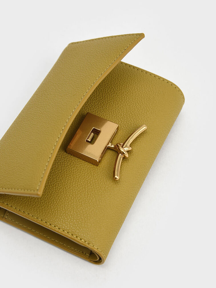 محفظة هكسلي بغطاء أمامي بإكسسوار معدني, خردلي, hi-res