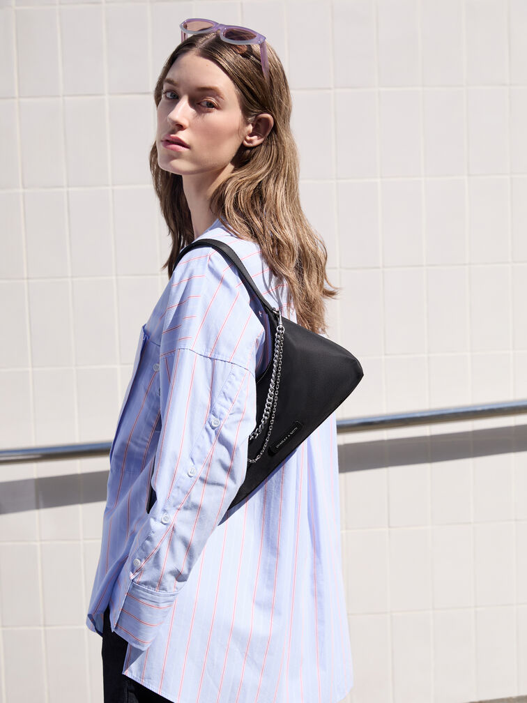 حقيبة كتف من النايلون بتصميم شبه منحرف مزين بسلسلة معدنية, أسود كلاسيكي, hi-res