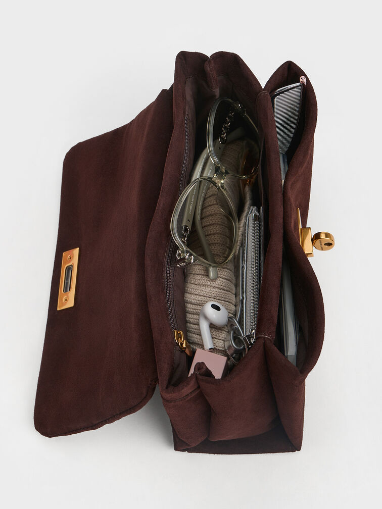 شنطة كروس كيري من جلد شامواه معاد تدويره بحمالة سلسلة, بني غني كالإسبريسو, hi-res