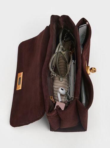 شنطة كروس كيري من جلد شامواه معاد تدويره بحمالة سلسلة, بني غني كالإسبريسو, hi-res