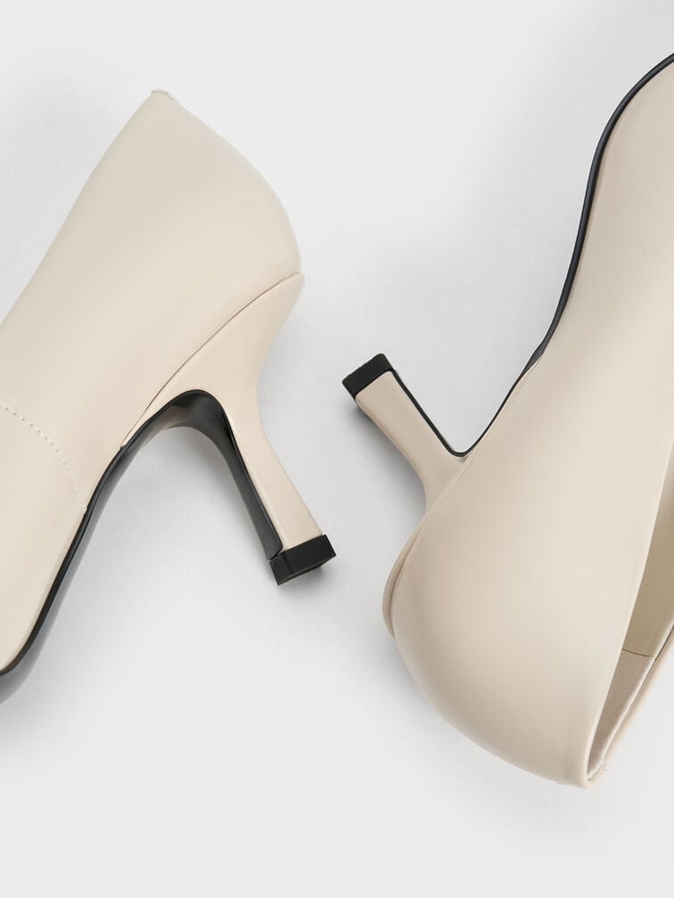 حذاء بمقدمة مدببة وكعب كيتن ولمسات معدنية, أبيض طباشيري, hi-res