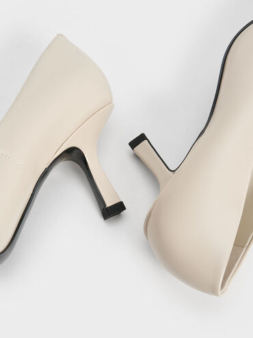 حذاء بمقدمة مدببة وكعب كيتن ولمسات معدنية, أبيض طباشيري, hi-res