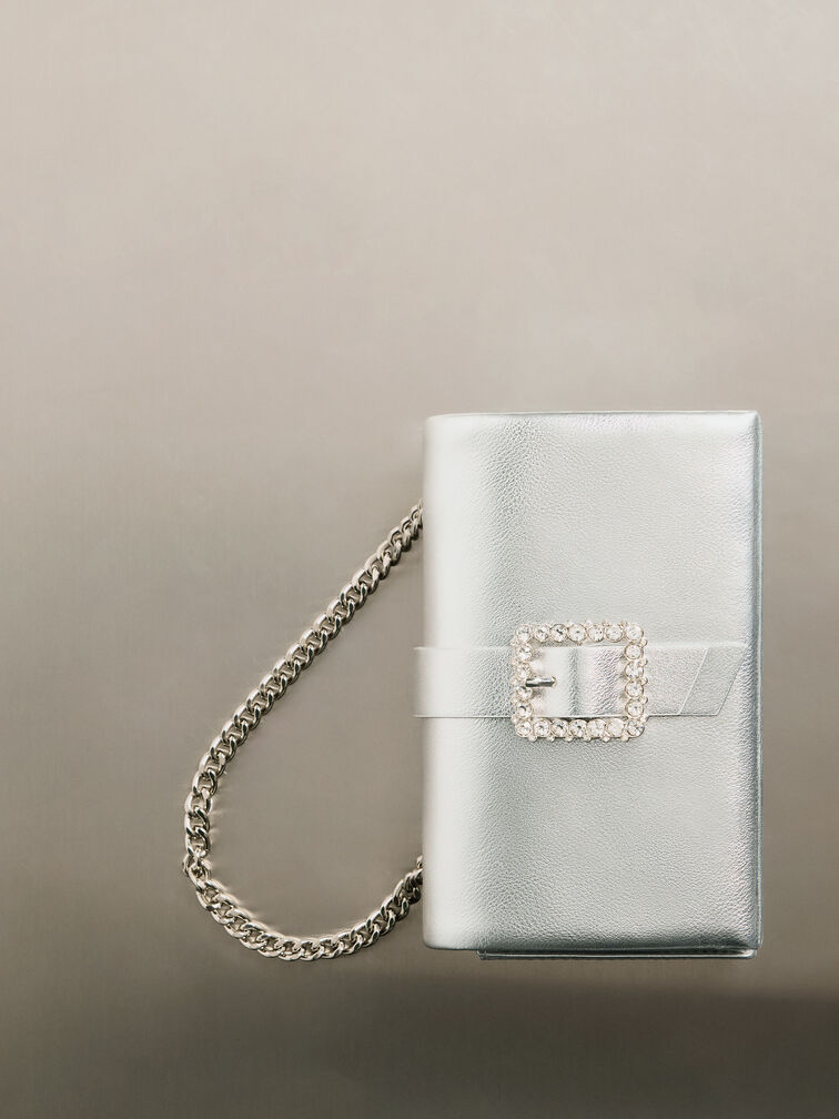 حقيبة معدنية مزينة بحزام ومقبض سلسلة وإبزيم كريستالي, فضي, hi-res
