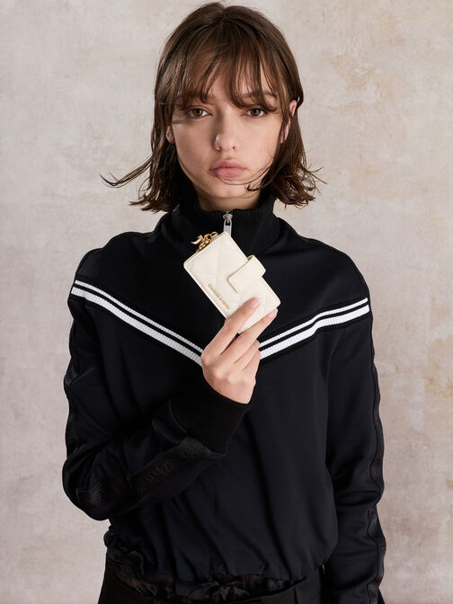 حافظة بطاقات "آرييتي" مبطنة بتطريز ومزود بقطعة جمالية على شكل قلب وفيونكة بحزام لإغلاقها, كريم, hi-res