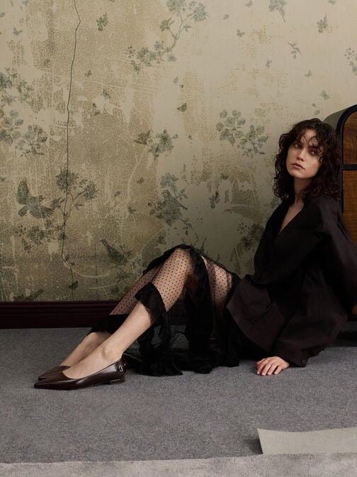 باليرينا إيرينا ميتاليك ومقدمة مدببة, برغندي, hi-res