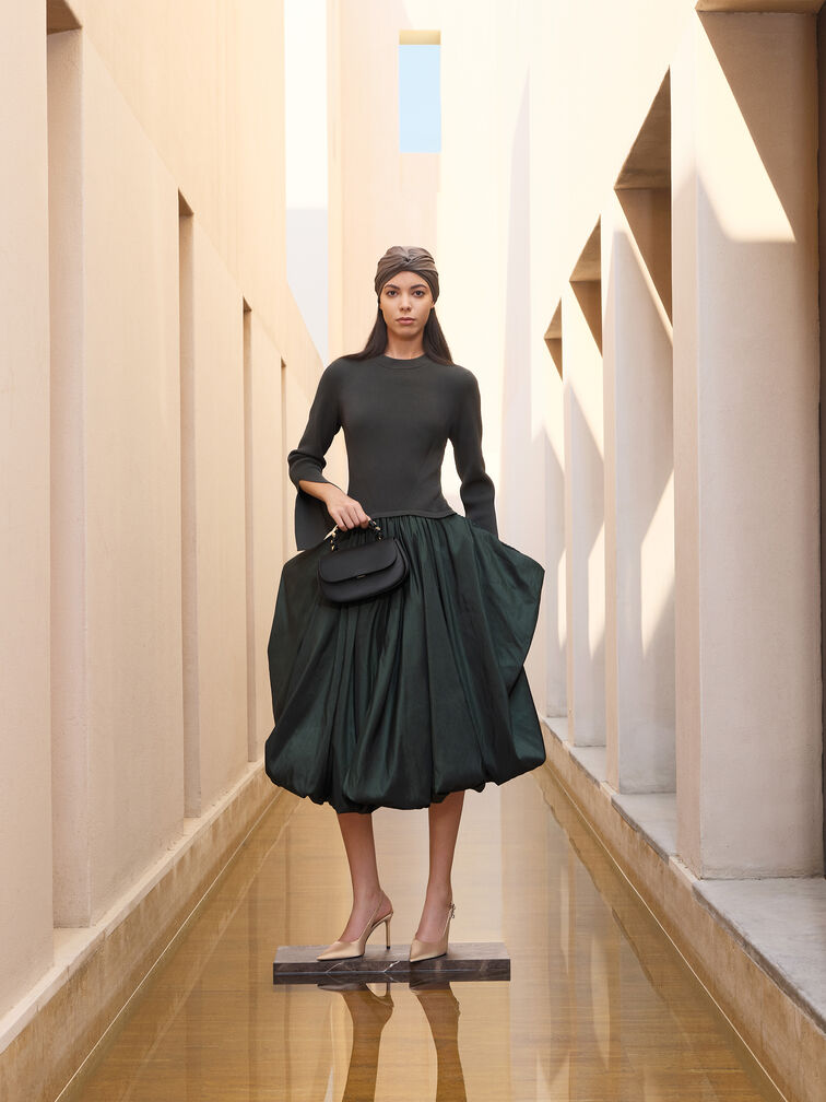 حذاء سلينغ باك (بامبس) من الساتان مغلق من الأمام ومفتوح من الخلف، مزوّد بشريط خلف الكعب مزين بكريستالات على شكل دمعة، بكعب طويل ورفيع., ذهبي, hi-res