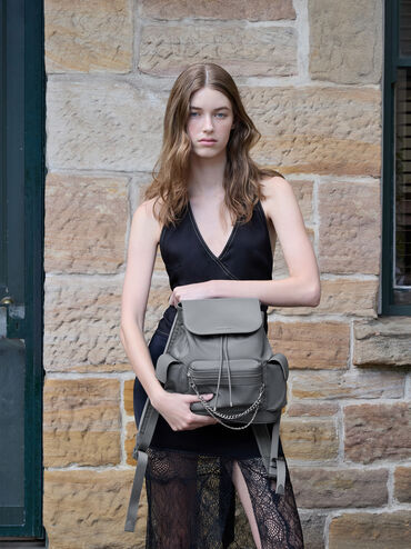 حقيبة ظهر منتفخة من النايلون مزينة بسلسلة معدنية, رمادي, hi-res