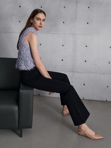 حذاء بكعب القطة مفتوح من الخلف ومزين بحلية معدنية, لون البشرة الطبيعي, hi-res