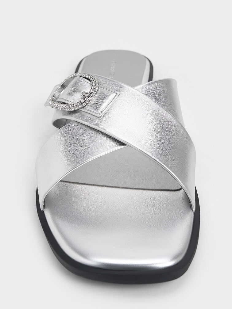 صندل بحزام متقاطع بلمسة معدنية ومزين بإبزيم كريستالي, فضي, hi-res