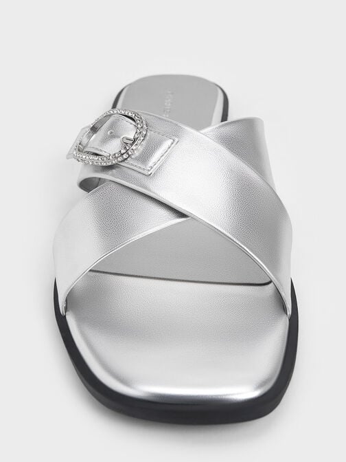 صندل بحزام متقاطع بلمسة معدنية ومزين بإبزيم كريستالي, فضي, hi-res