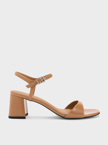 صندل بحزام كاحل بكعب مربع جلد صناعي لامع, كراميل, hi-res