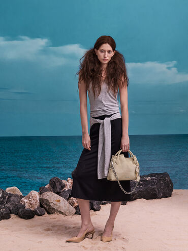 حقيبة حمل صغيرة بسلسلة دلفينا, بيج مخملي, hi-res