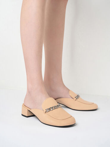 صندل أنيق مغلق من الأمام مصنوع من جلد لامع ومزين بسلسلة, لون البشرة الطبيعي, hi-res