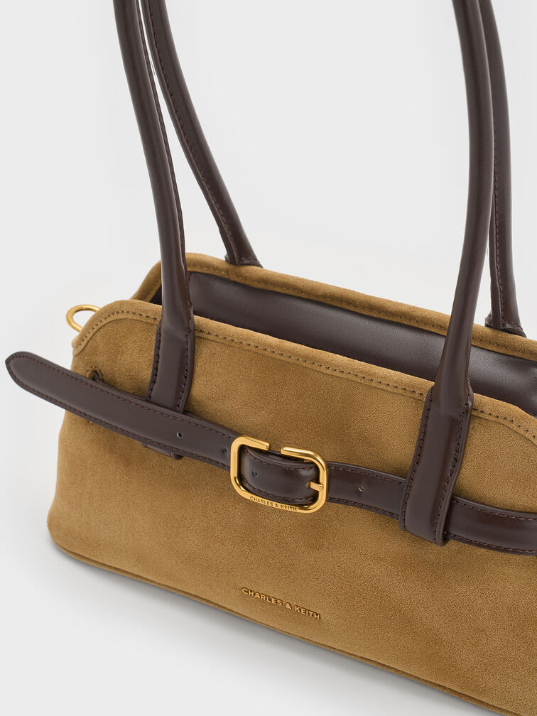 شنطة كتف فيكتوريا من جلد شامواه معاد تدويره بحزام, رملي ذهبي هاديء, hi-res