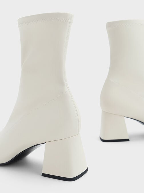 حذاء برقبة بوتس جولي بكعب عالٍ بلمسة معدنية ومائل, أبيض طباشيري, hi-res