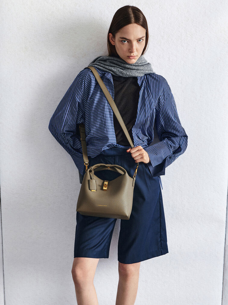 حقيبة باكت (دلو) تشانس بقفل دوار من الجلد المعاد تدويره, زيتي غامق, hi-res