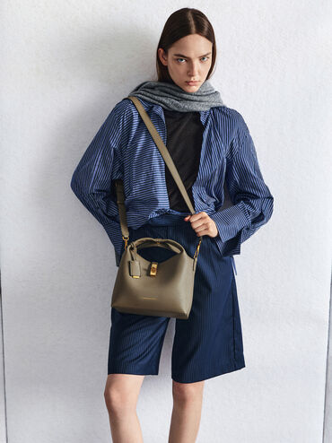 حقيبة باكت (دلو) تشانس بقفل دوار من الجلد المعاد تدويره, زيتي غامق, hi-res