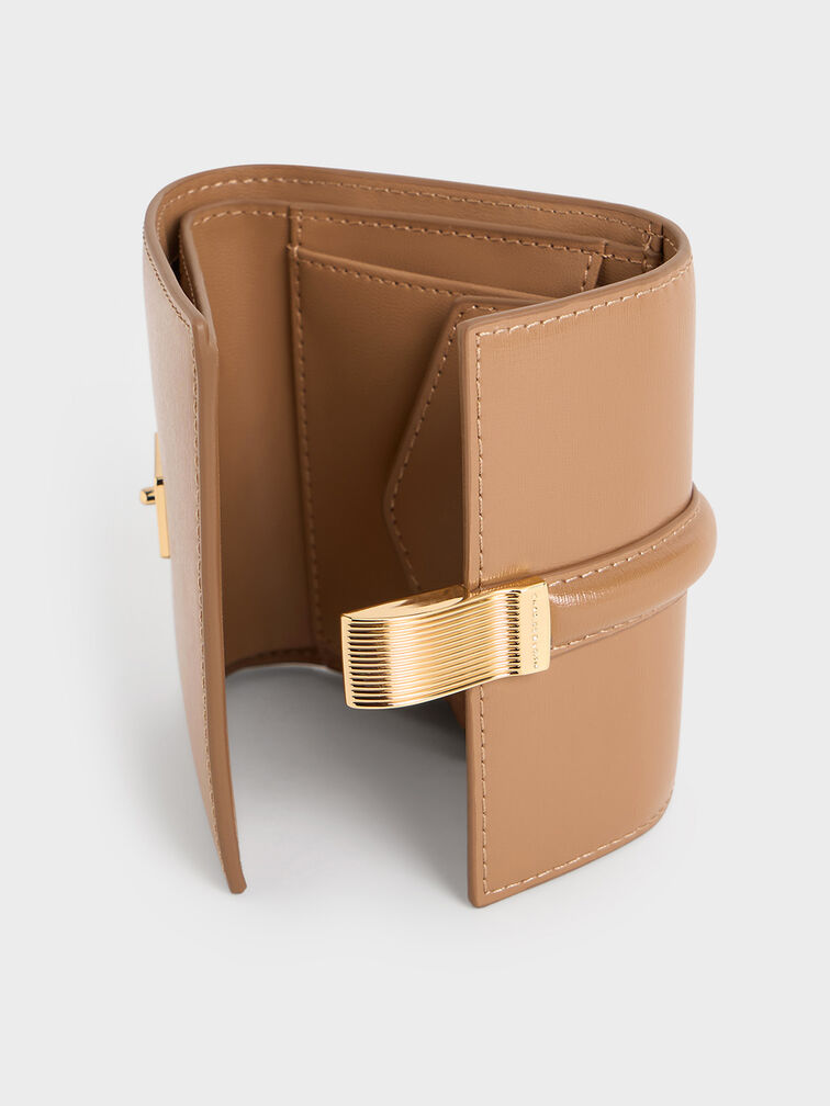 محفظة ويستريا مزينة بحلية معدنية, تان, hi-res