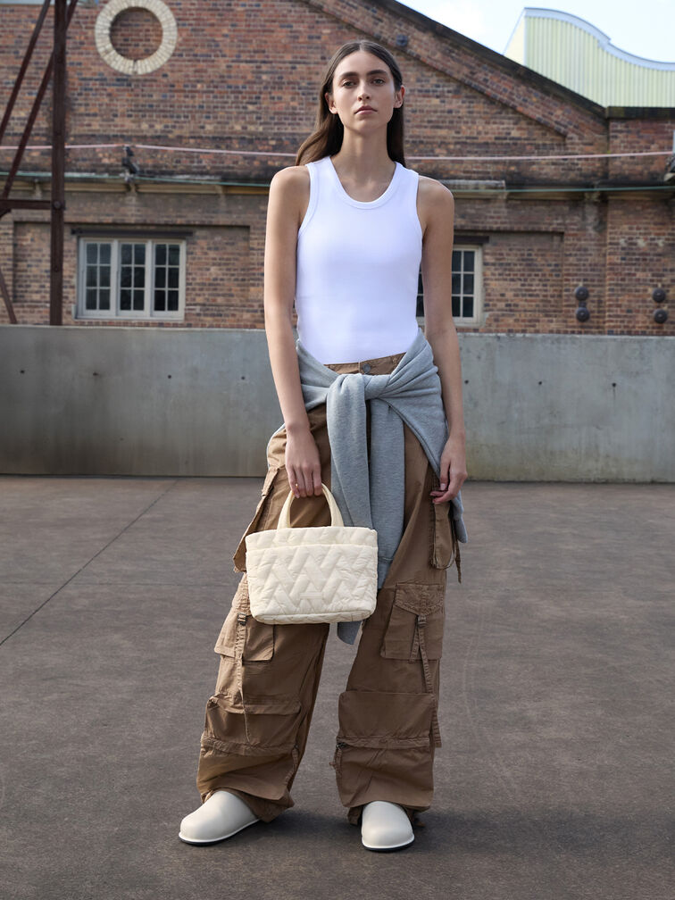 حقيبة توت من النايلون بنقشة شيفرون وتصميم صندوقي, كريم, hi-res