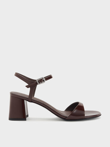 صندل بحزام كاحل بكعب مربع جلد صناعي لامع, بني داكن, hi-res