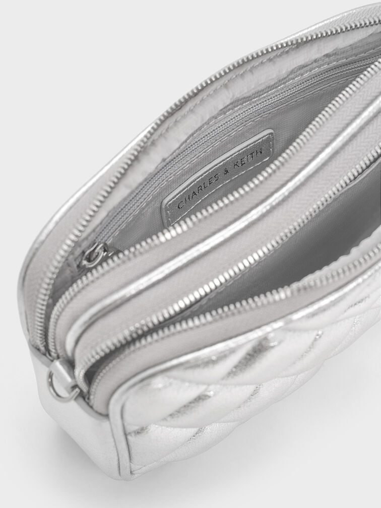 حقيبة أبفرا الصغيرة المبطّنة بحزام كروس بودي أنيق, فضي, hi-res