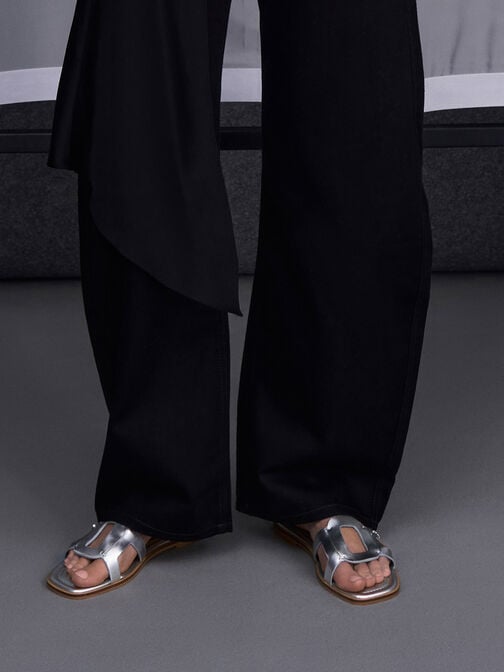 صندل إيزلي سهل الارتداء بمظهر معدني وتصميم مزين بفتحات, فضي, hi-res