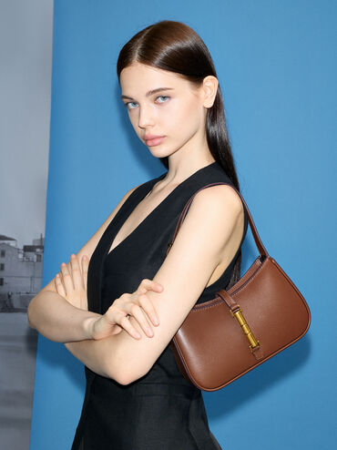 حقيبة كتف سيزيا بحلية معدنية, شوكولاتي, hi-res