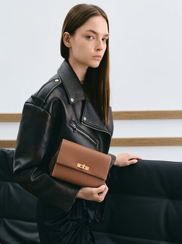 حقيبة كروس بودي تشانس بقفل دوار من الجلد المعاد تدويره, شوكولاتي, hi-res