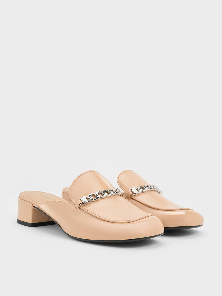 صندل أنيق مغلق من الأمام مصنوع من جلد لامع ومزين بسلسلة, لون البشرة الطبيعي, hi-res