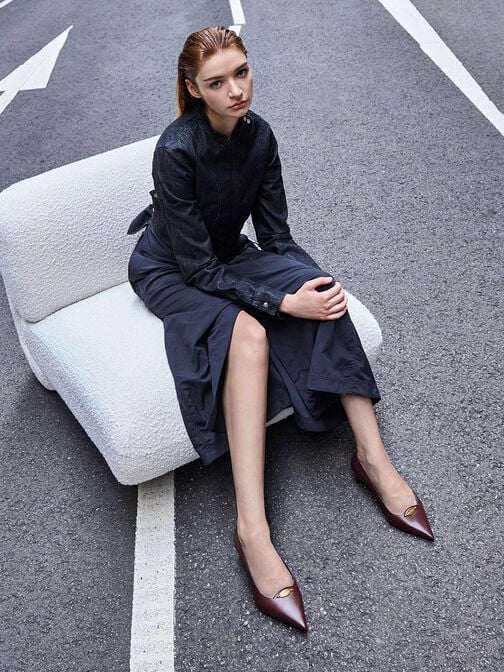 حذاء بكعب حاد ومقدمة مدببة مزين بحلية معدنية, برغندي, hi-res