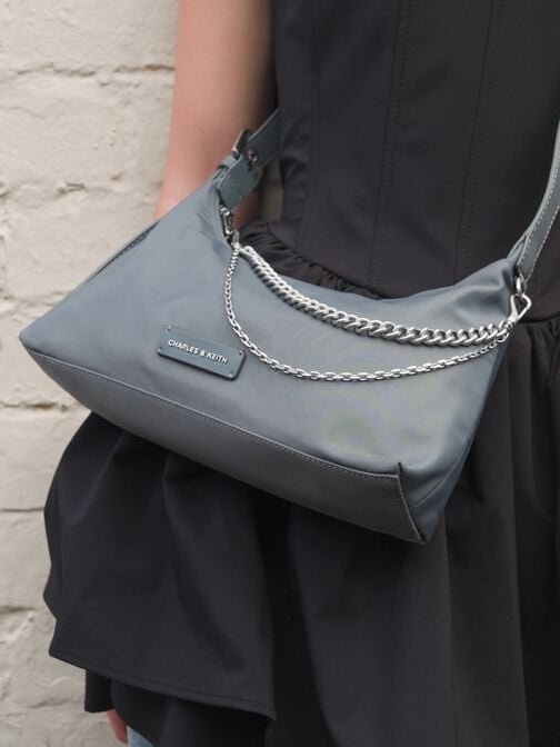 حقيبة كتف من النايلون بتصميم شبه منحرف مزين بسلسلة معدنية, رمادي, hi-res