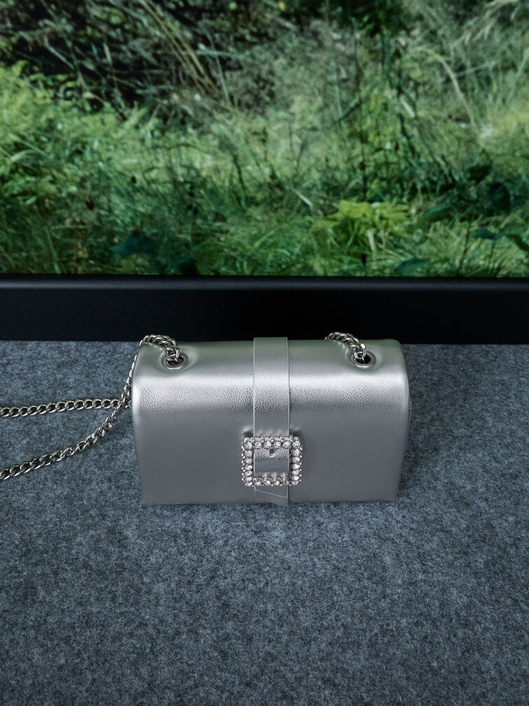 حقيبة معدنية مزينة بحزام ومقبض سلسلة وإبزيم كريستالي, فضي, hi-res