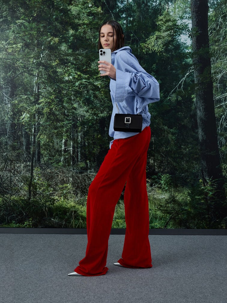 حقيبة ساتان بحزام ومقبض سلسلة وإبزيم كريستالي, أسود كلاسيكي, hi-res