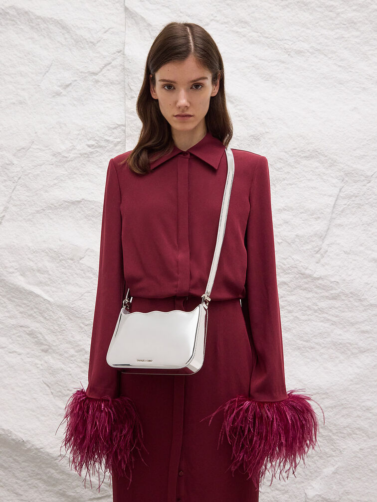 حقيبة كتف بتصميم مموج ومظهر معدني ومقبض مضفر مزين بسلسلة, فضي, hi-res