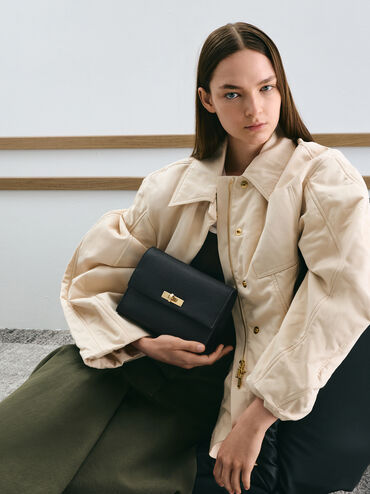 حقيبة كروس بودي تشانس بقفل دوار من الجلد المعاد تدويره, أسود, hi-res