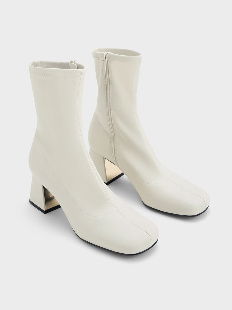 حذاء برقبة بوتس جولي بكعب عالٍ بلمسة معدنية ومائل, أبيض طباشيري, hi-res