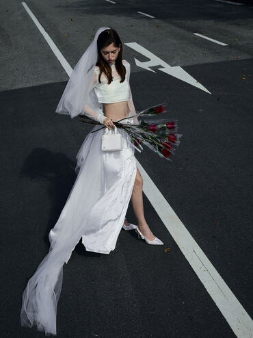 حقيبة صغيرة مطرزة من قماش شبكي مزين بالخرز من ألباني, أبيض, hi-res