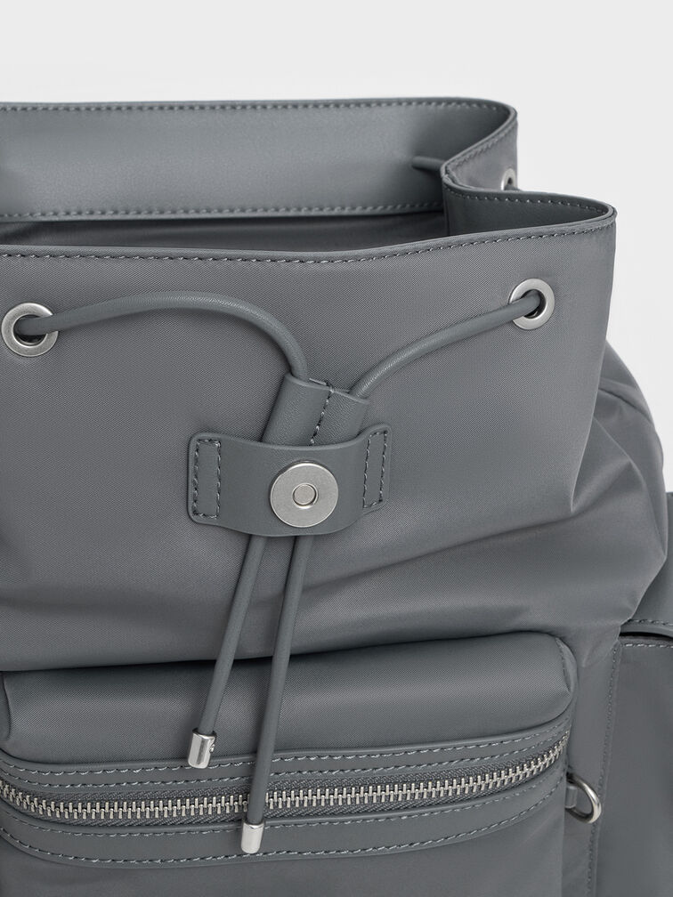 حقيبة ظهر منتفخة من النايلون مزينة بسلسلة معدنية, رمادي, hi-res