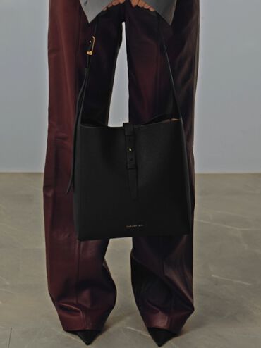 شنطة هوبو بريل بجلد معاد تدويره وحزام, أسود, hi-res